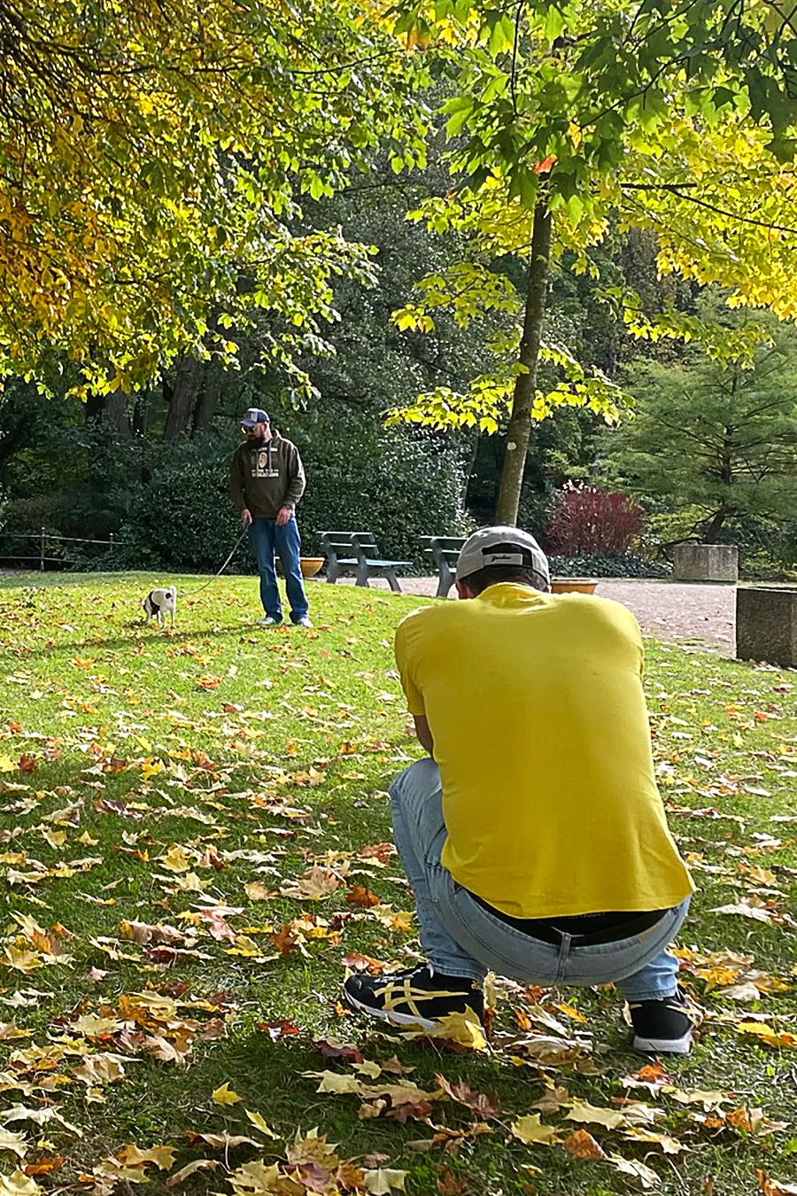 Empfehlungsmarketing Audia Akustik – David Illhardt beim Spaziergang mit seinem Hund